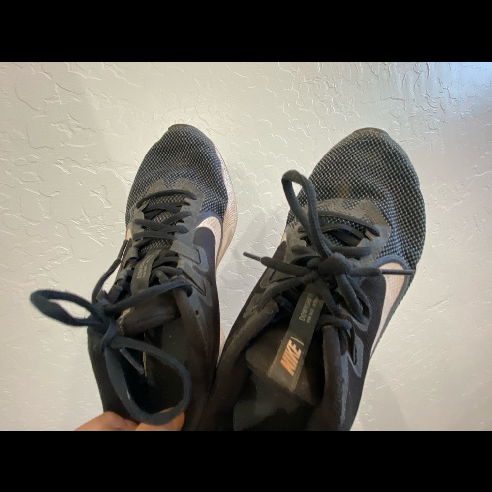 Tennis shoes